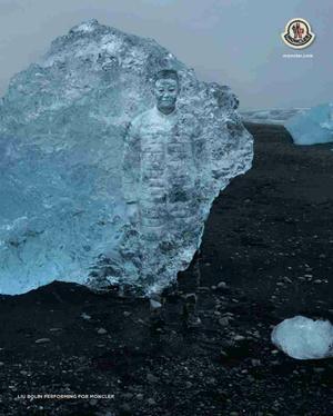 Liu bolin performing for
