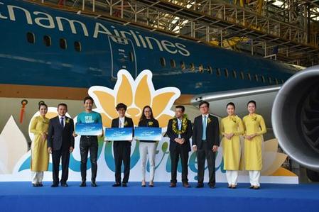 Nhân dịp đón vị khách thứ 200 triệu, Hành trình Yêu thương Vietnam Airlines mang đến những tấm vé đặc biệt dành cho các cá nhân, đoàn thể, tổ chức hoạt động phi lợi nhuận vì mục tiêu phát triển xã hội, chắp cánh cho các sứ mệnh ý vươn mình đến với nhiều người hơn nữa trên quy mô quốc gia. Ba dự án đầu tiên nhận được những “Tấm vé Yêu thương” này gồm Dự án Nhà chống lũ, Quỹ Hiểu về trái tim và Dự án Phẫu thuật nụ cười.
#VietnamAirlines #4starairline #FlightsofLove2018 #hanhtrinhyeuthuong2018 #CSR