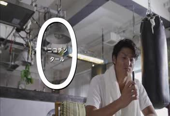 髪拭く男性、サンドバッグ、手に持つ、ピント合う、押す、スーツ姿、青バック、商品、椅子に座る